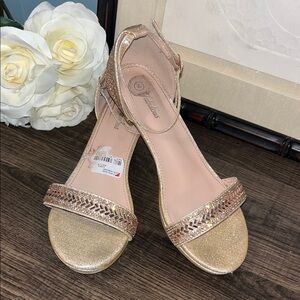 FABULOUS Youth Girls Dress Pump w Ankle Straps Rose Gold EUC sz Big Kids 4 EUC